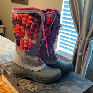 North face snow boots 7.5 worn twice kept in box